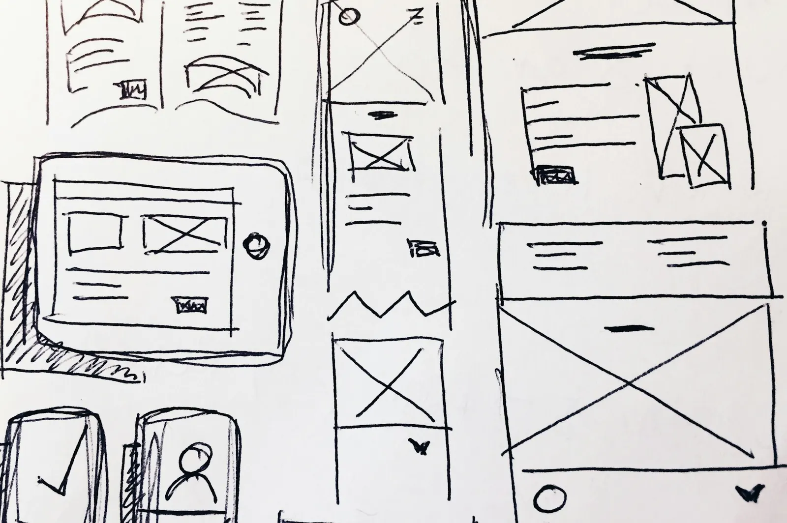 Bocetos de wireframe dibujados a mano sobre papel, para probar la idea antes de programar nada